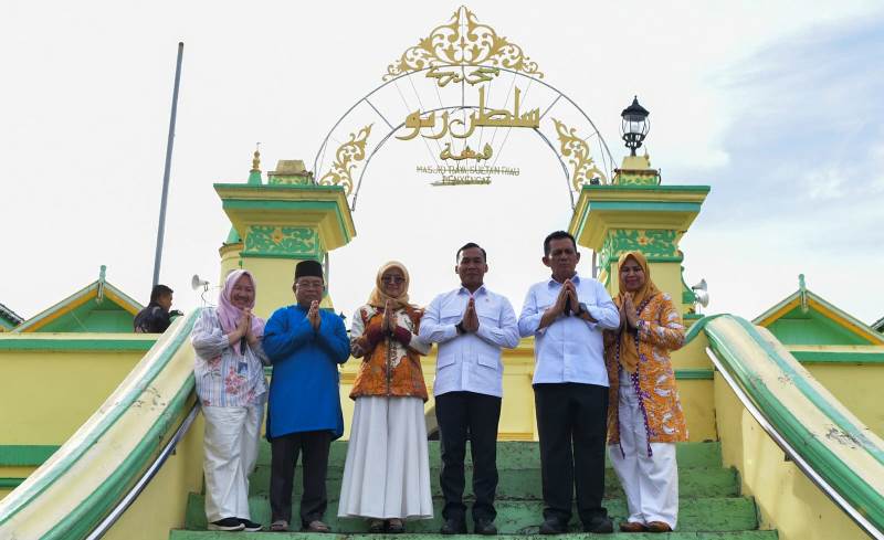 Menteri Kependudukan dan Pembangunan Keluarga (Mendukbangga) Republik Indonesia, H. Wihaji, melakukan kunjungan ke Pulau Penyengat, Kota Tanjungpinang, Provinsi Kepulauan Riau, pada Kamis (23/10/2025).