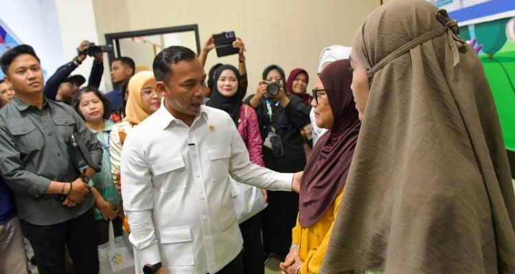 Menteri Wihaji dan Gubernur Ansar Tinjau Pelayanan KB Gratis di Puskesmas Batu X Tanjungpinang Menteri Kependudukan dan Pembangunan Keluarga (Mendukbangga) Republik Indonesia, H. Wihaji, melakukan kunjungan ke Pulau Penyengat, Kota Tanjungpinang, Provinsi Kepulauan Riau, pada Kamis (23/10/2025) (Foto-Diskominfo Kepri)
