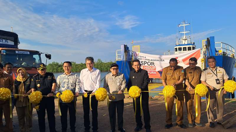 Gubernur Kepri Ansar Ahmad bersama Manajemen PT Japfa Group melepaskan ekspor ayam hidup sebanyak 28.512 ekor ke Singapura di Pelabuhan Sri Payung Batu 6 Kota Tanjungpinang. (Foto Hasura)