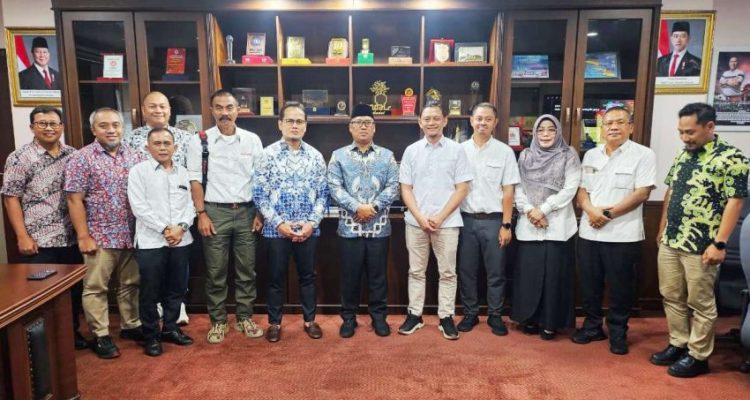 PTK Group Kabil Batam Gelar Pertemuan dengan Wagub Kepri Wakil Gubernur Kepri, Nyanyang Haris Pratamura dan Direktur Utama PT Pertamina Trans Kontinental (PTK) Group, Afan Aftori, bersama jajaran melaukamn foto bersama usai melakukan Pertemuan di Gedung Graha Kepri, Kota Batam. (Diskominfo Kepri)