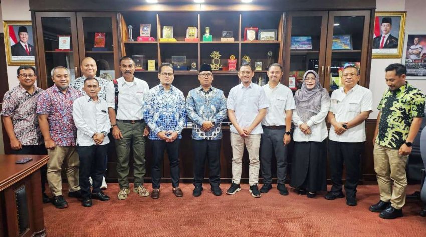 PTK Group Kabil Batam Gelar Pertemuan dengan Wagub Kepri Wakil Gubernur Kepri, Nyanyang Haris Pratamura dan Direktur Utama PT Pertamina Trans Kontinental (PTK) Group, Afan Aftori, bersama jajaran melaukamn foto bersama usai melakukan Pertemuan di Gedung Graha Kepri, Kota Batam. (Diskominfo Kepri)