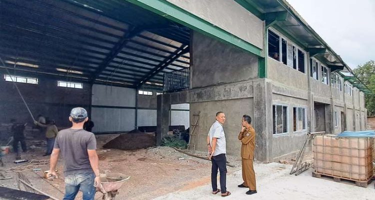 Kepala DKUPP Bintan Asyukri didampingi Kontraktor PT Bengkel Kreatif Utama Lemi meninjau pembangunan Pabrik Tekstil pertama milik Pemkab Bintan di Kecamatan Seri Kuala Lobam. (Foto Hasura)