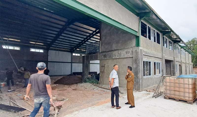 Pemkab Bintan Bangun Pabrik Tekstil Pertama Rp46 Miliar Target Peresmian Oktober 2025 Kepala DKUPP Bintan Asyukri didampingi Kontraktor PT Bengkel Kreatif Utama Lemi meninjau pembangunan Pabrik Tekstil pertama milik Pemkab Bintan di Kecamatan Seri Kuala Lobam. (Foto Hasura)