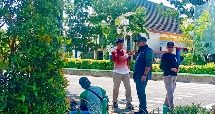 Walikota Tanjungpinang, Lis Darmansyah bersama OPD terkait saat gotong royong dengan OPD di lapangan Pamedan (Roland/ Presmedia)