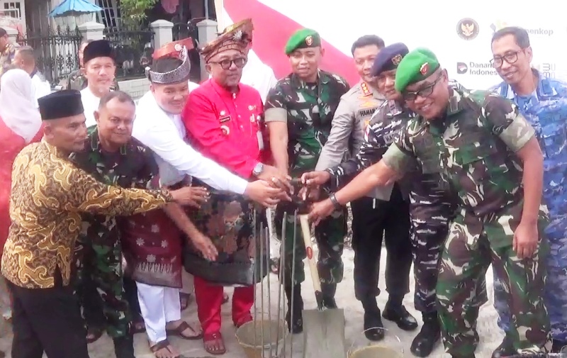 Pemko Tanjungpinang Bangun Gedung Kopdes Pertama untuk Dorong Ekonomi Warga Pemerintah Kota Tanjungpinang membangun Gedung Koperasi Desa (Kopdes) pertama di Jalan Ir. Sutami. Proyek ini bekerja sama dengan TNI dan Kementerian Koperasi untuk memperkuat ekonomi masyarakat lokal, terutama di sektor kelautan dan perikanan. (Foto:Roland)