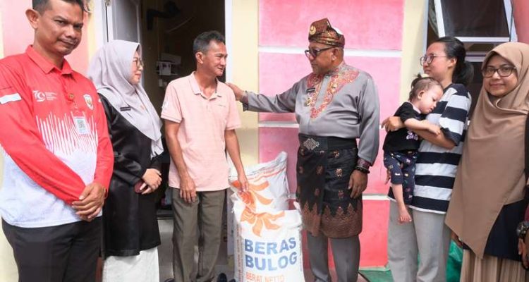 Walikota Tanjungpinang, Lis Darmansyah saat memberikan bantuan pangan kesalah satu orang tua ana gizi buruk di Kota Tanjungpinang (Roland/presmedia.id)
