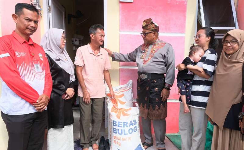 Walikota Tanjungpinang, Lis Darmansyah saat memberikan bantuan pangan kesalah satu orang tua ana gizi buruk di Kota Tanjungpinang (Roland/presmedia.id)