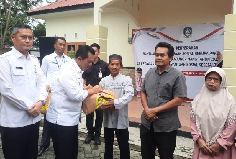 Pemprov Kepri Salurkan 3.350 Paket Sembako untuk Warga Tanjungpinang Timur, 8.150 Paket Disiapkan se-Kepri Gubernur Kepri, Ansar Ahmad salurkan program bantuan sosial (bansos) berupa paket sembako secara simbolis di Kecamatan Tanjungpinang Timur (Roland/presmedia.id)