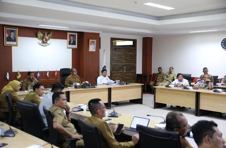 Pemprov Kepri dan BPN Gelar Rakor Petakan Lahan Strategis untuk Investasi e1761132124654 Pemprov Kepri bersama BPN Kepri memetakan lahan aset dan lahan strategis untuk investasi di Batam, Bintan, Tanjungpinang, dan Karimun. Langkah ini dorong pemerataan ekonomi dan kesiapan lahan investasi aman. (Foto:Diskominfo Kepri)