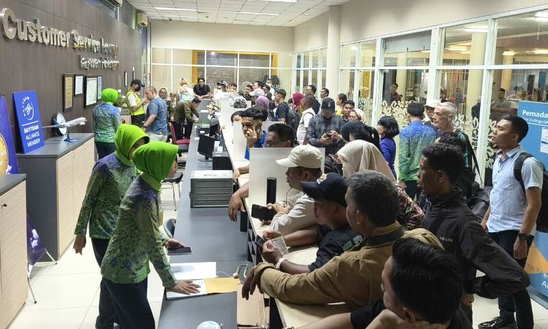 Penumpang Citilink di Bandara RHF Tanjungpinang Mengaku Diterlantarkan Setelah Batal Terbang Ratusan Peumpang pesawat Citilink dengan nomor penerbangan QG 975 batal berangkat tujuan Bandara Raja Haji Fisabililah (RHF) Tanjungpinang ke Jakarta (Roland/Presmedia)