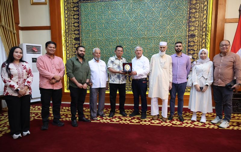 Pertemuan Gubernur Kepri dengan Chairman Mustafa Centre Singapore Gubernur Kepulauan Riau (Kepri) H. Ansar Ahmad menerima kunjungan Chairman sekaligus Managing Director Mustafa Centre Singapore, Mustaq Ahmad, di Gedung Daerah Tanjungpinang, Kamis (9/10/2025).