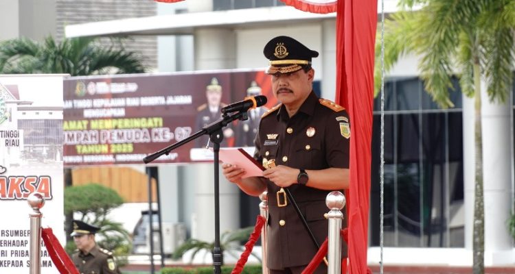 Kajati Kepri J. Devy Sudarso Pimpin Upacara Peringatan Hari Sumpah Pemuda ke-97 Tahun 2025 di Lapangan Kejati Kepri Selasa (28/10/2025)