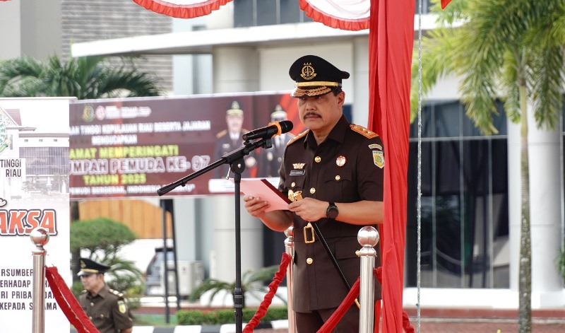 Kajati Kepri J. Devy Sudarso Pimpin Upacara Peringatan Hari Sumpah Pemuda ke-97 Tahun 2025 di Lapangan Kejati Kepri Selasa (28/10/2025)