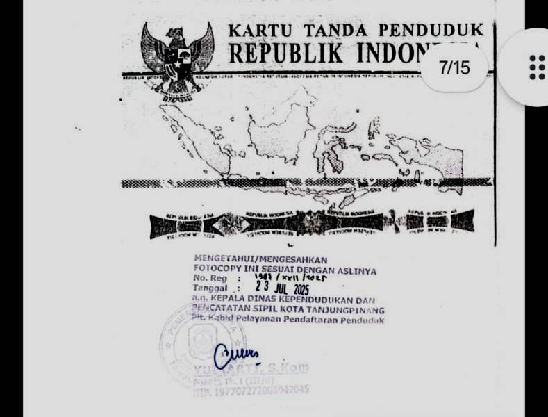 Plt Kabid Yuliarti ini sebelumnya ternyata telah mengeluarkan dan menandatangani sejumlah legalisir KTP milik warga lain Bukti Plt.Kabid Yuliarti sebelumnya mengeluarkan dan menandatangani sejumlah legalisir KTP milik warga tapi sekarang sudah tidak perlu.(foto:Presmedia)