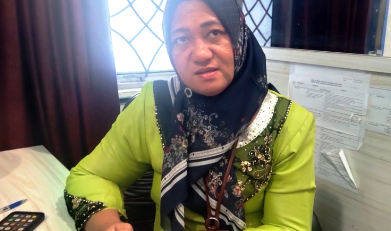 Plt.Kabid Pelayanan Pendaftaran Penduduk Disduk Capil Tanjungpinang Yuliarti S.Kom tolak legalisir KTP Warga (Foto:Presmedia)