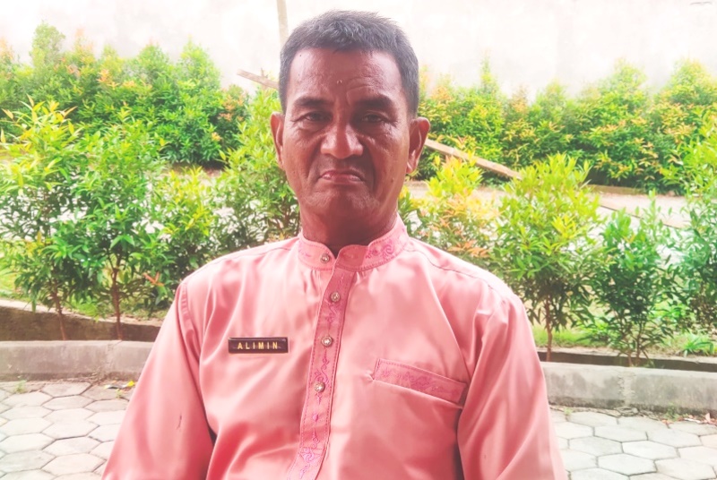 Kepala Desa Kelong, Alimin (Foto-Presmedia)