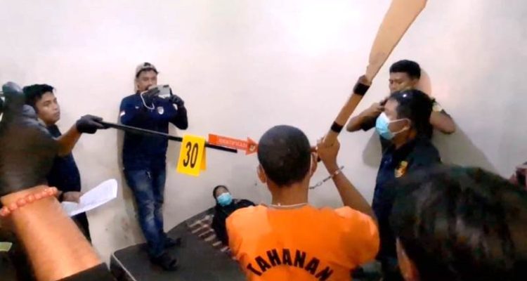 Satreskrim Polres Bintan menggelar rekontruksi kasus suami bunuh istri di Perumahan Grand Pesona Mutiara 3 Kelurahan Seilekop Kecamatan Bintan Timur. (Foto Hasura)