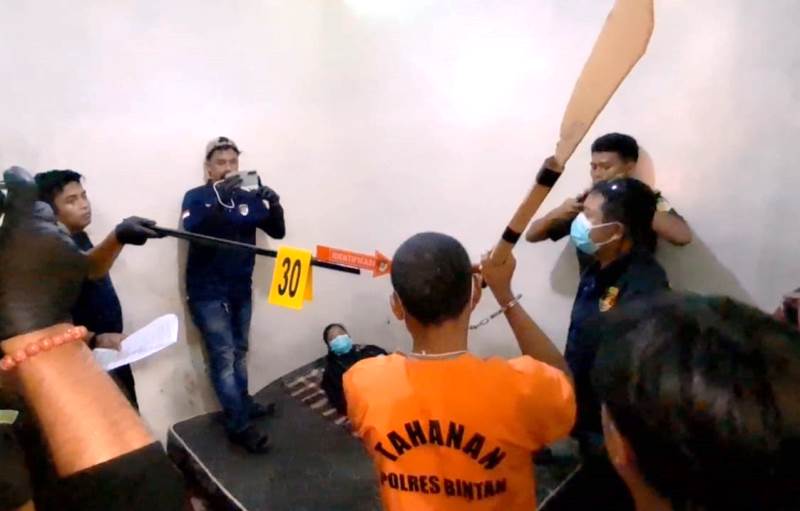 Satreskrim Polres Bintan menggelar rekontruksi kasus suami bunuh istri di Perumahan Grand Pesona Mutiara 3 Kelurahan Seilekop Kecamatan Bintan Timur. (Foto Hasura)