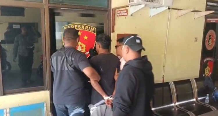 Tim Macan Polsek Bintan Timur menggiring pelaku pencabulan anak dibawah umur ke Mapolsek Bintan Timur. (Foto Polsek Bintan Timur)