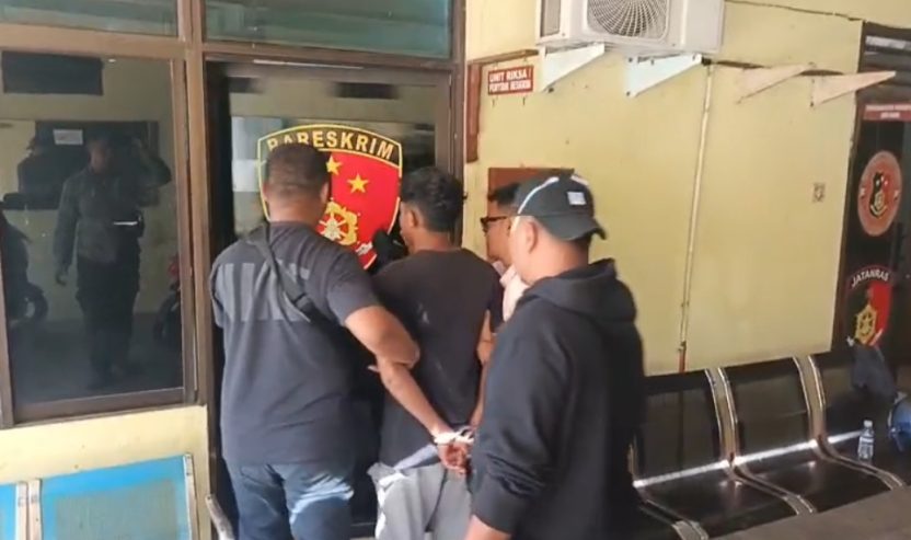 Screenshot 2025 10 28 16 46 52 03 6012fa4d4ddec268fc5c7112cbb265e7 e1761741584320 Tim Macan Polsek Bintan Timur menggiring pelaku pencabulan anak dibawah umur ke Mapolsek Bintan Timur. (Foto Polsek Bintan Timur)