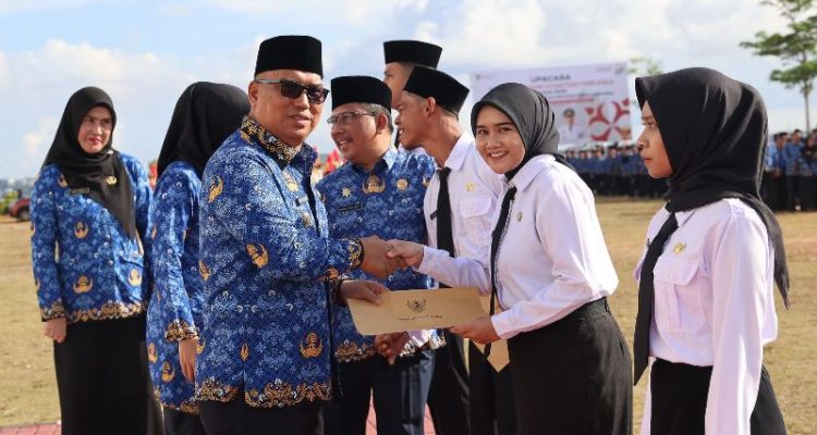 Sebanyak 752 CPNS dan PPPK Tahap II Formasi 2024 resmi menerima SK pengangkatan dari Pemprov Kepri. Wagub Nyanyang berpesan agar ASN baru menjaga integritas dan profesionalisme.