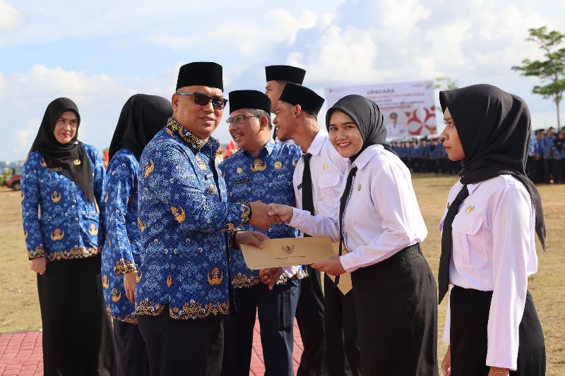 Sebanyak 752 CPNS dan PPPK Tahap II Formasi 2024 resmi menerima SK pengangkatan dari Pemprov Kepri. Wagub Nyanyang berpesan agar ASN baru menjaga integritas dan profesionalisme.