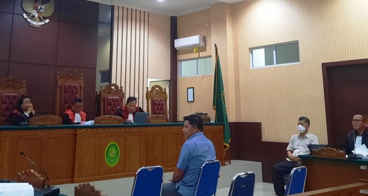 Saksi Solikhin dan Firmansyah saat memberikan kesaksian dalam sidang kasus Pemalsuaan Sertifikat HGU di Batam di PN Tanjungpinang (Roland/Presmedia)
