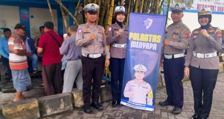 Personel Polantas Polresta Tanjungpinang menyapa kepada ojek pangkalan pelabuhan Sri Bintan Pura untuk memberikan himbauan (Humas