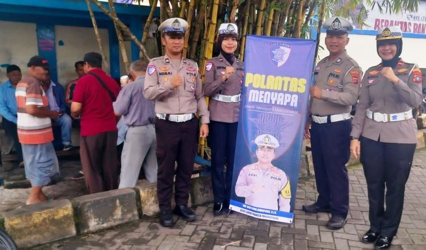 Personel Polantas Polresta Tanjungpinang menyapa kepada ojek pangkalan pelabuhan Sri Bintan Pura untuk memberikan himbauan (Humas