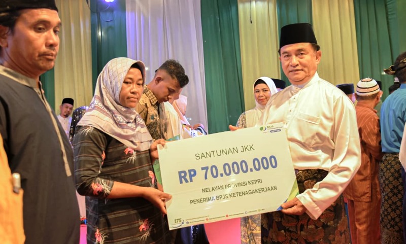 Tabligh Akbar di Lingga Menko Yusril Ihza Mahendra menyerahakan bantuan Provinsi Kepri kemasyarakat Lingga Tabligh Akbar di Lingga Menko Yusril Ihza Mahendra menyerahakan bantuan Provinsi Kepri kemasyarakat Lingga