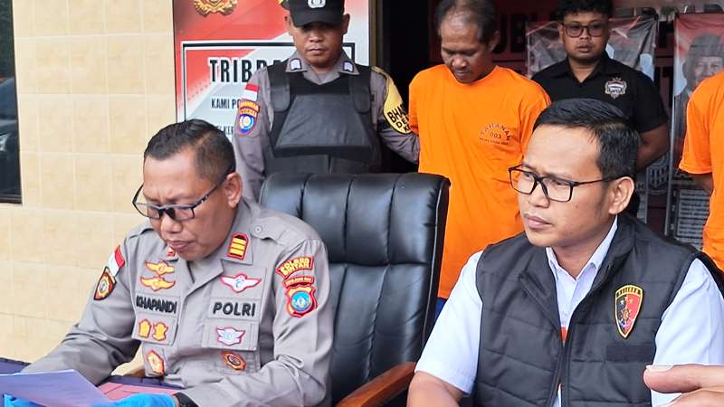 Kapolsek Bintan Timur AKP Khapandi dan Kanit Reskrim Polsek Bintan Timur Ipda Daeng Salamun menggelar konfrensipers kasus pencurian pompong nelayan. (Foto Hasura)