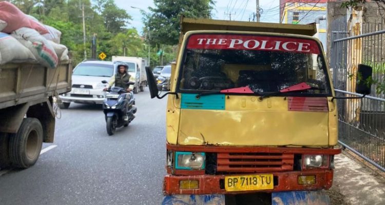 Truk Pembawa Pasir Tabrak Dua Motor di Simpang Kota Piring Tanjungpinang, Satu Korban Alami Patah Tulang Truk Mitsubishi BP 7113 XX yang menabrak dua sepeda motor di Kota Piring, Kota Tanjungpinang (Lantas)