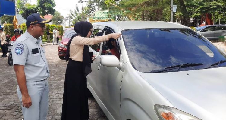 Pegawai UPTD PPD Samsat Tanjungpinang bersama Satlantas Polresta Tanjungpinang, Jasa Raharja , dan TNI saat melakukan pengecekan pengendaral (foto-Roland)