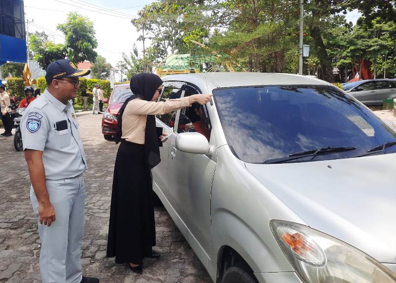 Pegawai UPTD PPD Samsat Tanjungpinang bersama Satlantas Polresta Tanjungpinang, Jasa Raharja , dan TNI saat melakukan pengecekan pengendaral (foto-Roland)