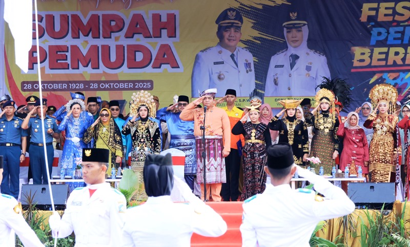 Upacara Hari Sumpah Pemuda di Bintan Bupati Roby Tegaskan Indonesia Harus Berdiri Tegak dan Tak Boleh Kalah eringati hari Sumpah Pemuda, Pemeritah Kabupaten binta menggelar Upacara bendera di Relief Antam Kijang pada Selasa (28/10/2025). (Foto-Diskominfo Bintan)