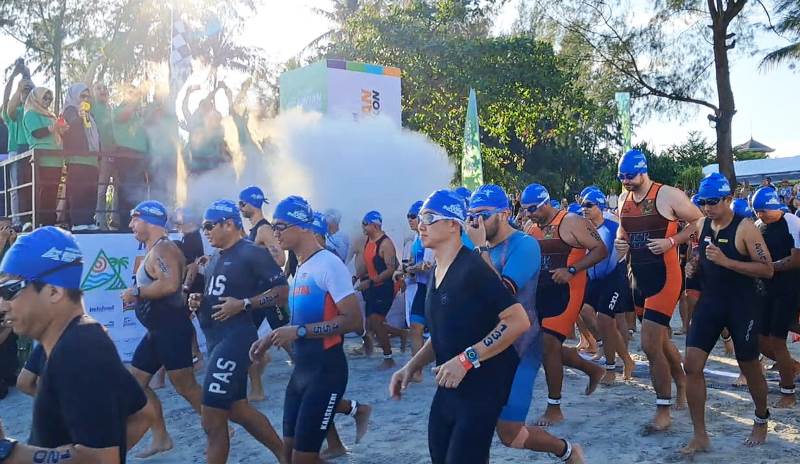 Ajang sport tourism bergengsi, Indofood Bintan Triathlon 2025, resmi digelar dan dilepas Wagub Kepri Nyanyang Haris Pratamura, Bupati Bintan Roby Kurniawan dan Wakil Ketua DPRD Kepri Dewi Kumalasari Ansar di Pantai Lagoi Bay, Kawasan Pariwisata Lagoi, Kabupaten Bintan, Sabtu (4/10/2025), ebanyak 652 peserta dari 30 negara menikuti kegiatan ini. (Foto-Hasura)