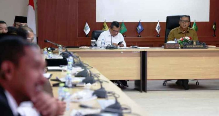 Wagub Nyanyang Dorong Peningkatan Skor SPI Kepri 2025 dan Penguatan Budaya Integritas ASN Wagub kepri Nyanyang saat memimpin Rapat Penguatan Survei Penilaian Integritas (SPI) di Ruang Rapat Utama (Rupatama) Lantai Gedung A, Dompak, Senin (20/10/2025). (Foto:Diskominfo Kepri)