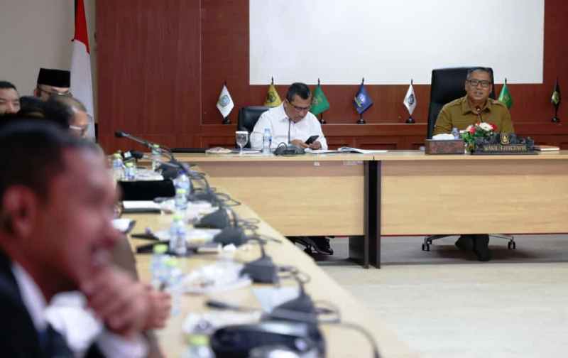 Wagub Nyanyang Dorong Peningkatan Skor SPI Kepri 2025 dan Penguatan Budaya Integritas ASN Wagub kepri Nyanyang saat memimpin Rapat Penguatan Survei Penilaian Integritas (SPI) di Ruang Rapat Utama (Rupatama) Lantai Gedung A, Dompak, Senin (20/10/2025). (Foto:Diskominfo Kepri)