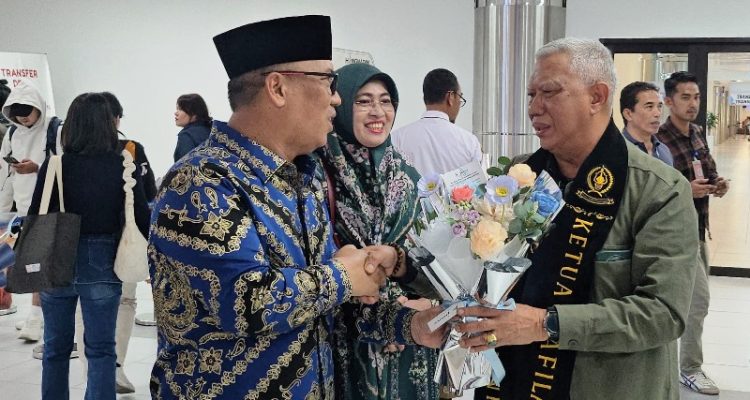 Wakil Gubernur Kepulauan Riau (Wagub Kepri) Nyanyang Haris Pratamura menyambut langsung kepulangan Kafilah Provinsi Kepri di Terminal Kedatangan Bandara Hang Nadim Batam, Minggu (19/10/2025).