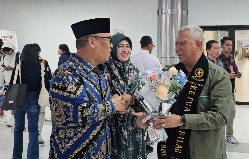 Wagub Nyanyang Sambut Kepulangan Kafilah Kepri dari STQH Nasional 2025 Wakil Gubernur Kepulauan Riau (Wagub Kepri) Nyanyang Haris Pratamura menyambut langsung kepulangan Kafilah Provinsi Kepri di Terminal Kedatangan Bandara Hang Nadim Batam, Minggu (19/10/2025).