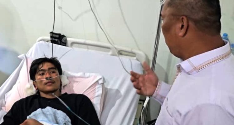 Wakil Gubernur Kepulauan Riau (Wagub Kepri) Nyanyang Haris Pratamura menjenguk para korban kebakaran Kapal Federal II yang sedang dirawat di Rumah Sakit Mutiara Aini, Batuaji, Kota Batam, pada Kamis (16