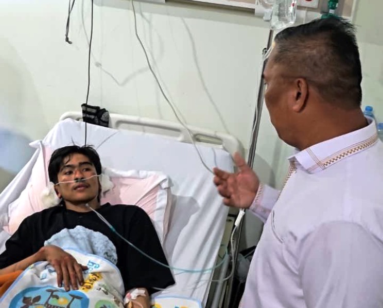 Wakil Gubernur Kepulauan Riau (Wagub Kepri) Nyanyang Haris Pratamura menjenguk para korban kebakaran Kapal Federal II yang sedang dirawat di Rumah Sakit Mutiara Aini, Batuaji, Kota Batam, pada Kamis (16