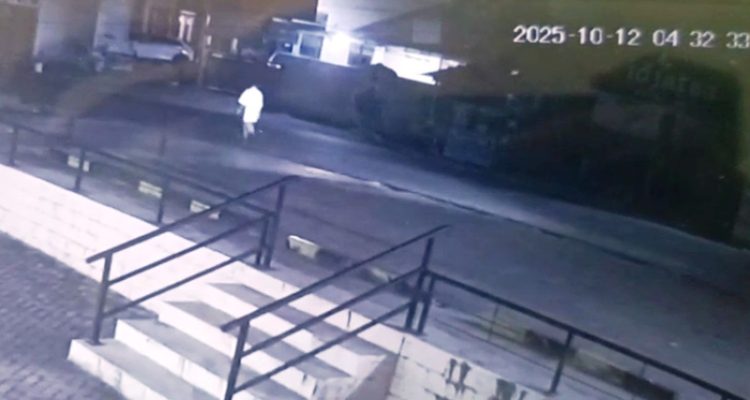 Warga Jalan Handjoyo Putro Jadi Korban Tabrak Lari Saat Hendak Salat Subuh, Polisi Masih Buru Pelaku Rekaman CCtv saat korban berjalan kakai, sebeleum ditabrak pengendara motor di depan swalayan Agung (Rekaman CCTV)