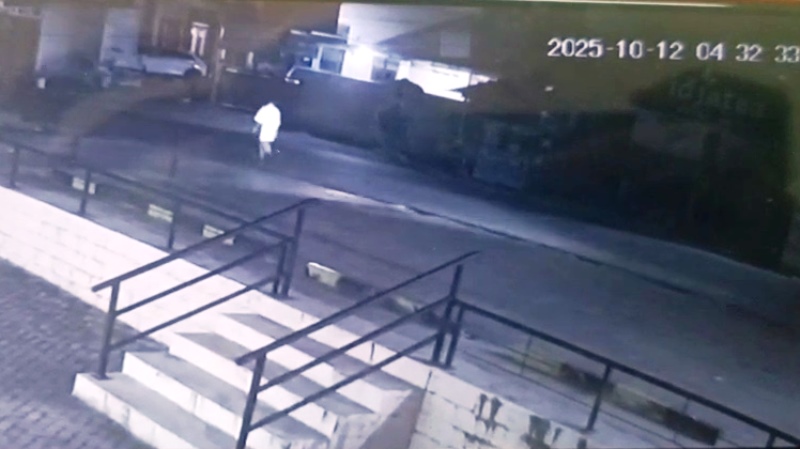 Rekaman CCtv saat korban berjalan kakai, sebeleum ditabrak pengendara motor di depan swalayan Agung (Rekaman CCTV)