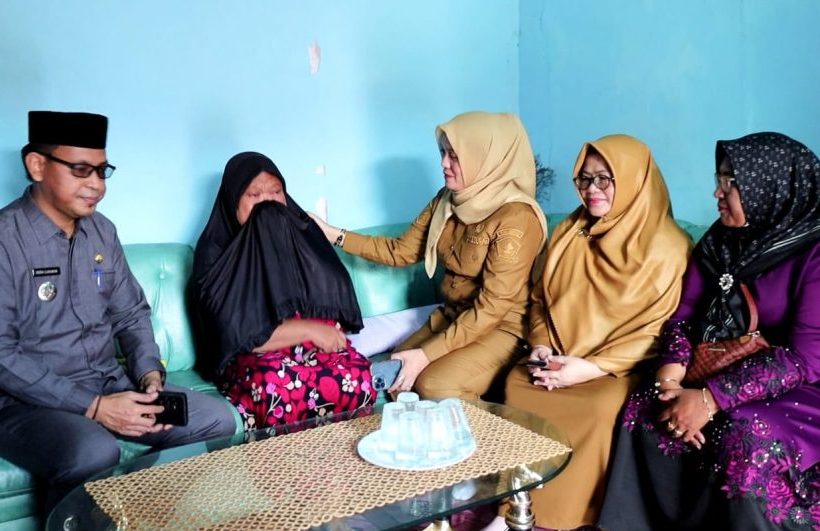 Cuaca Ekstrem Terjang Bintan, Sejumlah Rumah Alami Kerusakan, Wakil Bupati Temui Warga Terdampak Wakil Bupati Bintan, Deby Maryanti, langsung turun ke lokasi untuk meninjau kondisi rumah warga yang terdampak serta menyerahkan bantuan kepada korban. (Foto:BPBD Bintan)