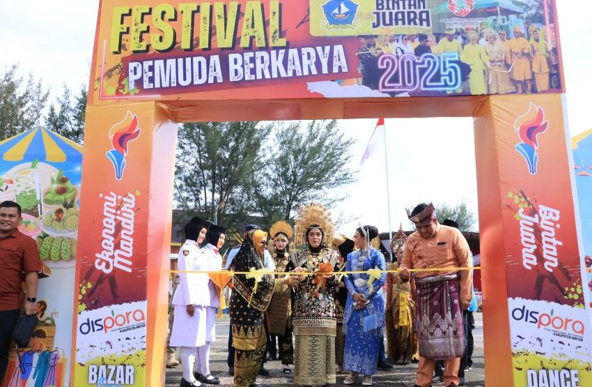 Festival Pemuda Berkarya 2025 di Bintan, Wadah Kreativitas, Layanan Publik, dan Pemberdayaan Ekonomi Lokal Bupati Bintan Roby Kurniawan bersama Wakil Bupati Deby Maryati meresmikan Festival Pemuda Berkarya 2025 di Lapangan Relief Antam, Kijang, Selasa (28/10/2025).